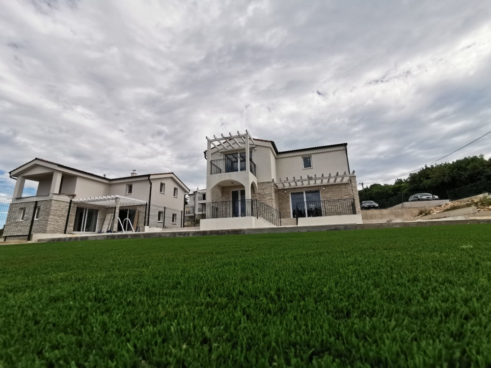 Vue sur la mer et sur la verdure environnante de la maison en pierre H1402 en Istrie, région de Labin et Rabac.