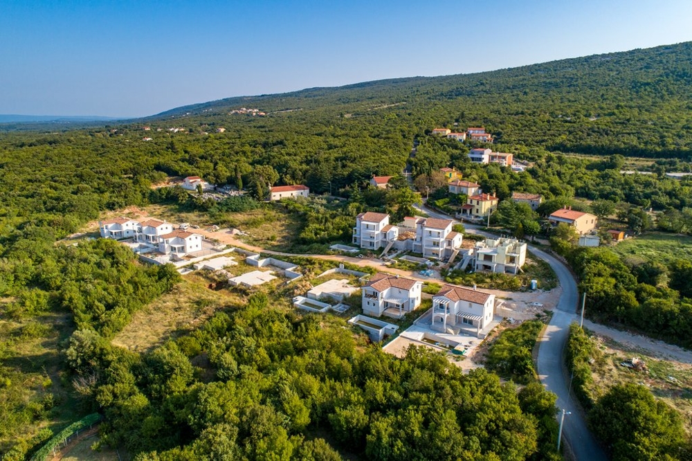 Vue depuis l'entrée de la villa H1403 près de Labin sur la côte est de l'Istrie.