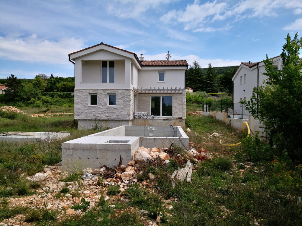 Maison méditerranéenne en pierre avec piscine à acquérir à bon prix en Croatie.