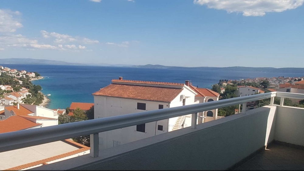 Vue sur la piscine dans la région de Trogir
