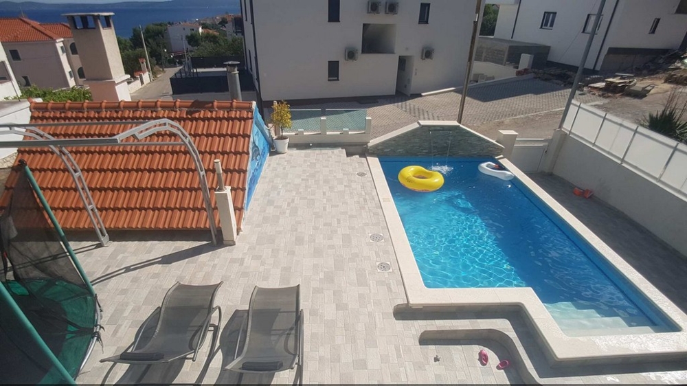 Vue depuis un balcon sur la terrasse et la piscine