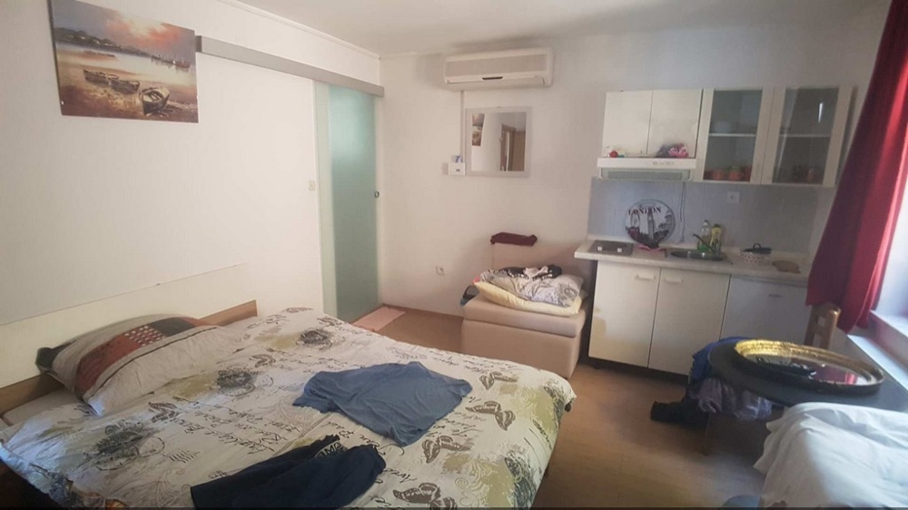 Chambre avec fenêtre et placards en Croatie