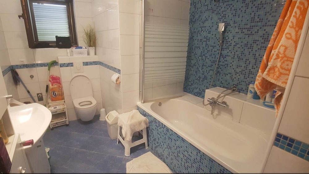 Salle de bains avec baignoire et WC