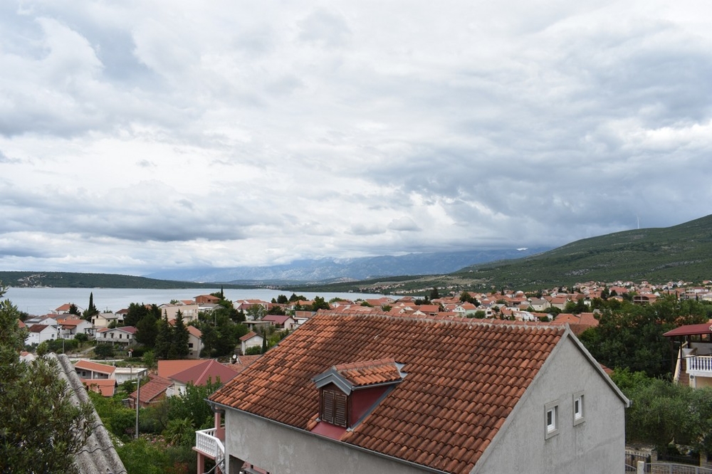 Vue mer depuis les combles de la maison H1455 sur le Karinsko More, Dalmatie du Nord.