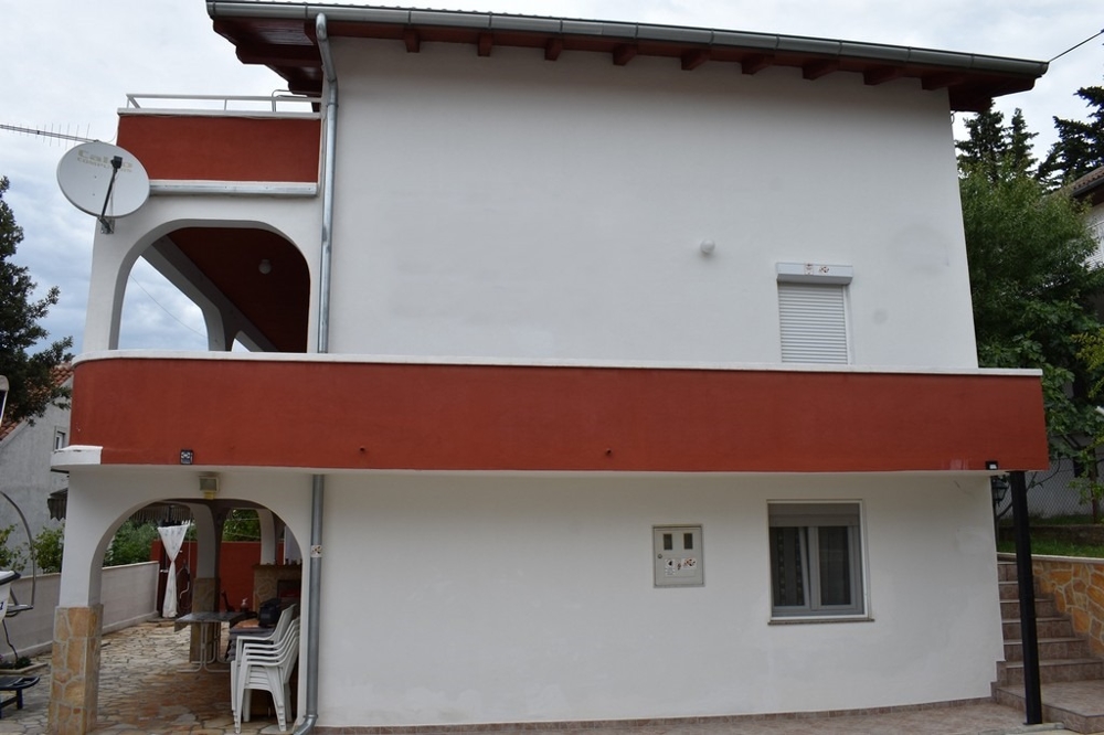 Maison avec plusieurs appartements sur le Karinsko More en Dalmatie à vendre.