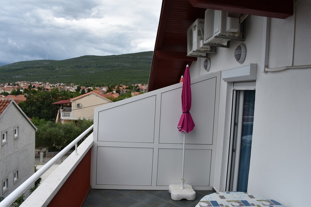 Vue sur le balcon sous les combles de H1455