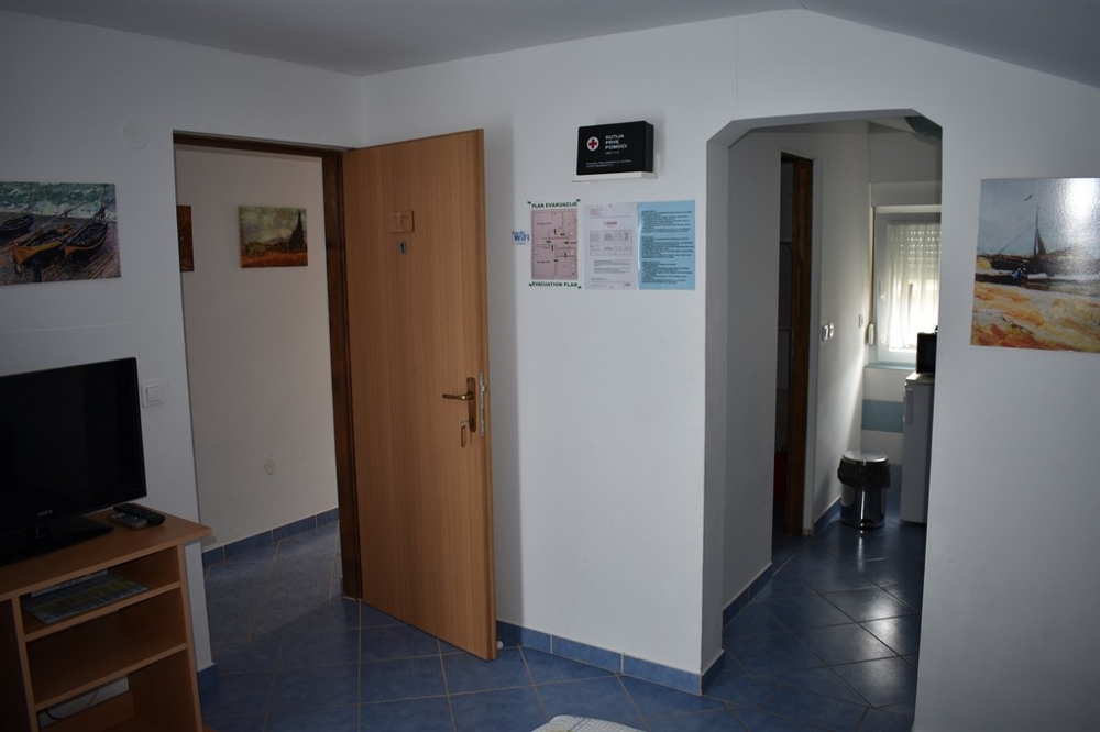 Une cuisine linéaire d'un appartement de H1455