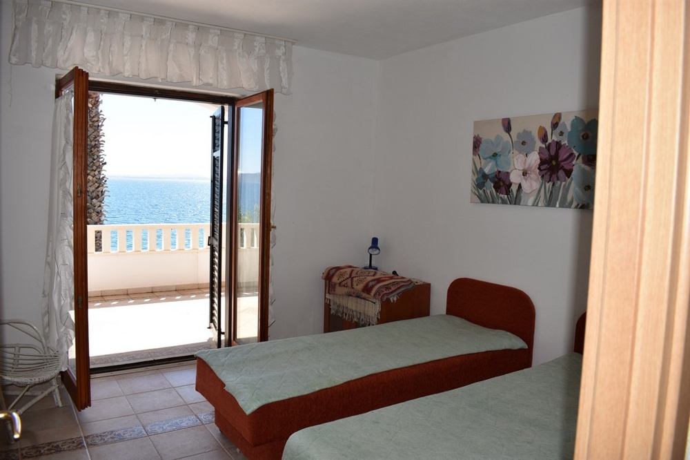 Une chambre avec accès direct au balcon avec vue mer