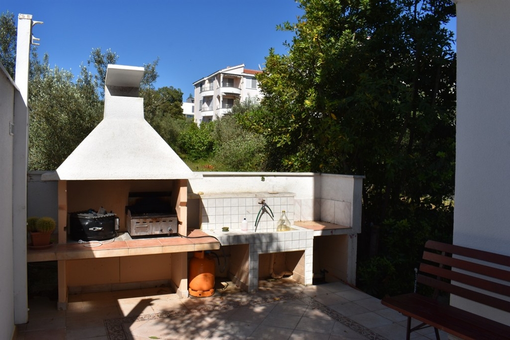 Une autre chambre avec porte de balcon ouverte et vue sur le jardin