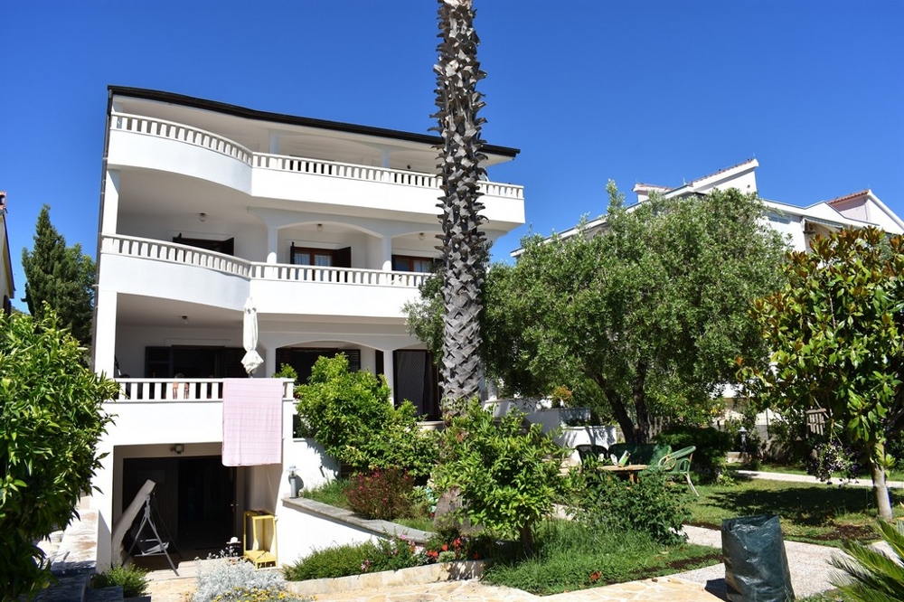 Vue depuis l'étage supérieur sur le jardin et la mer