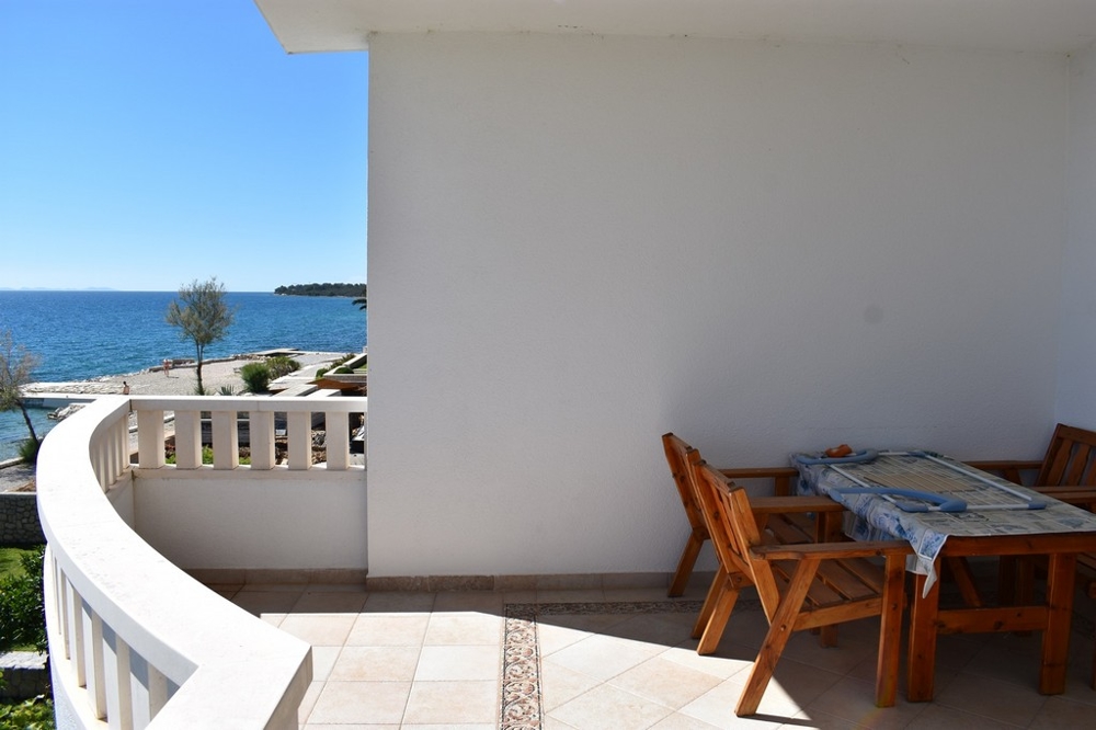Vue sur la façade de la maison avec les balcons et le garage