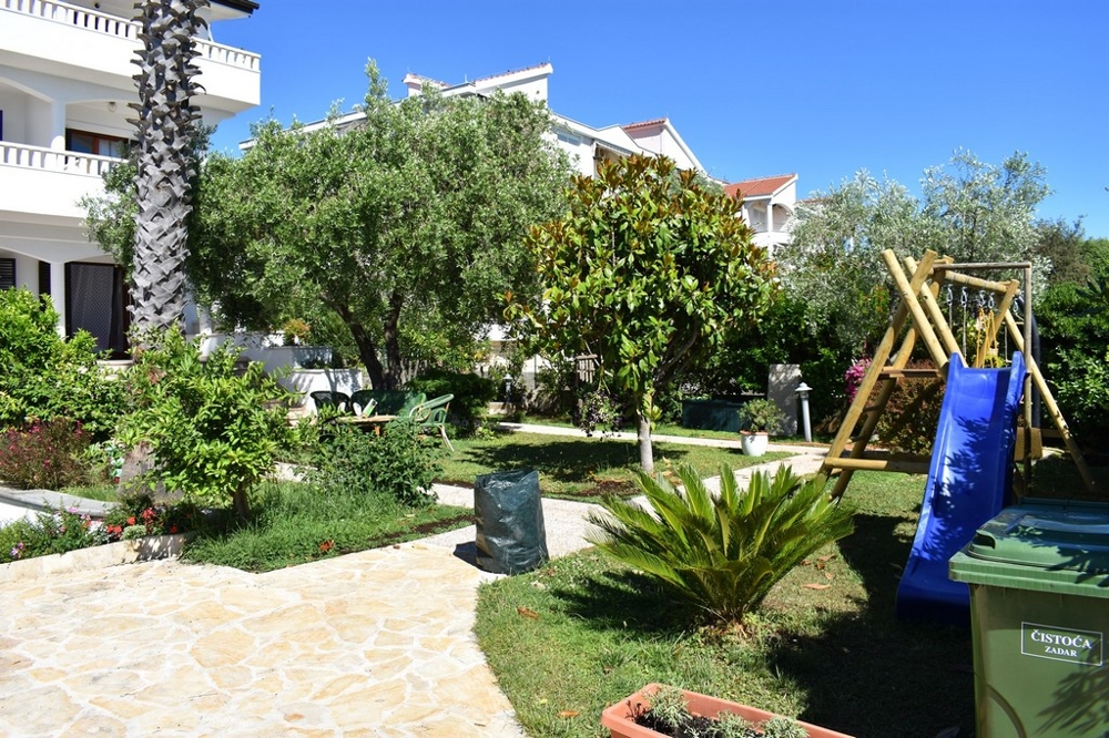 Vue sur la salle à manger avec accès à la terrasse