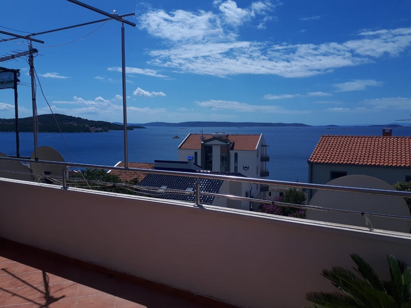 Terrasse avec vue au-dessus des toits voisins sur la baie et les îles