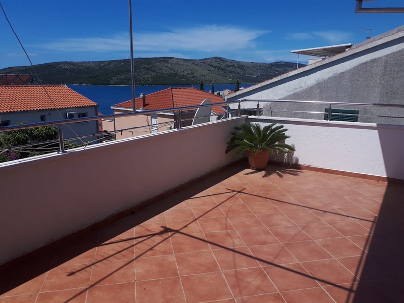 Image d'une terrasse couverte avec une table et des chaises