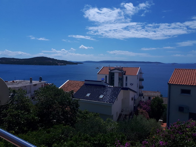 Une cuisine linéaire avec coin repas du bien dans la région de Trogir