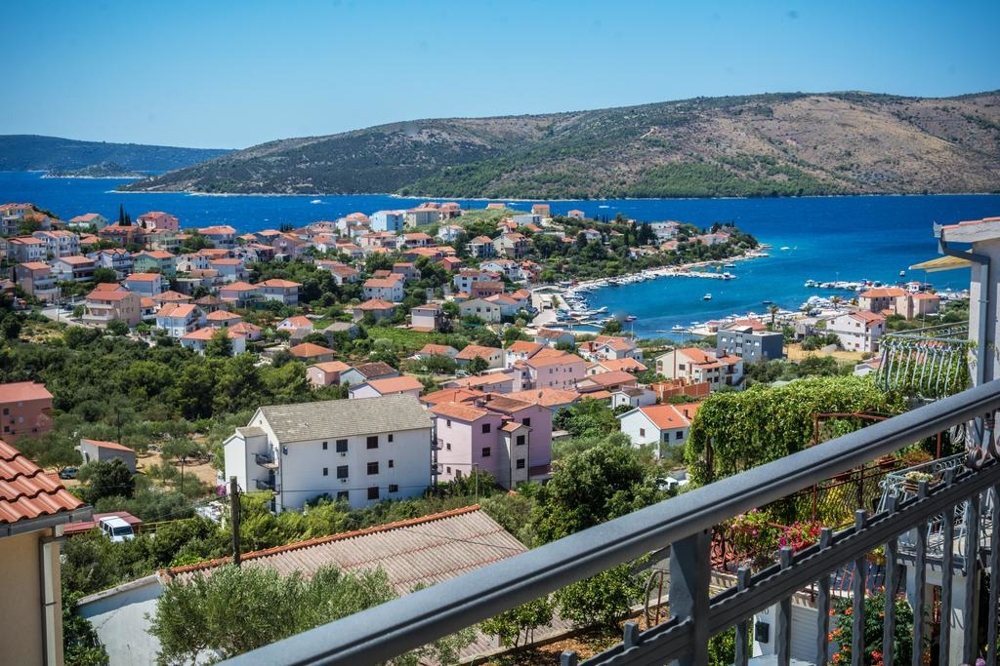 Vue depuis le balcon sur le village, le port et la baie