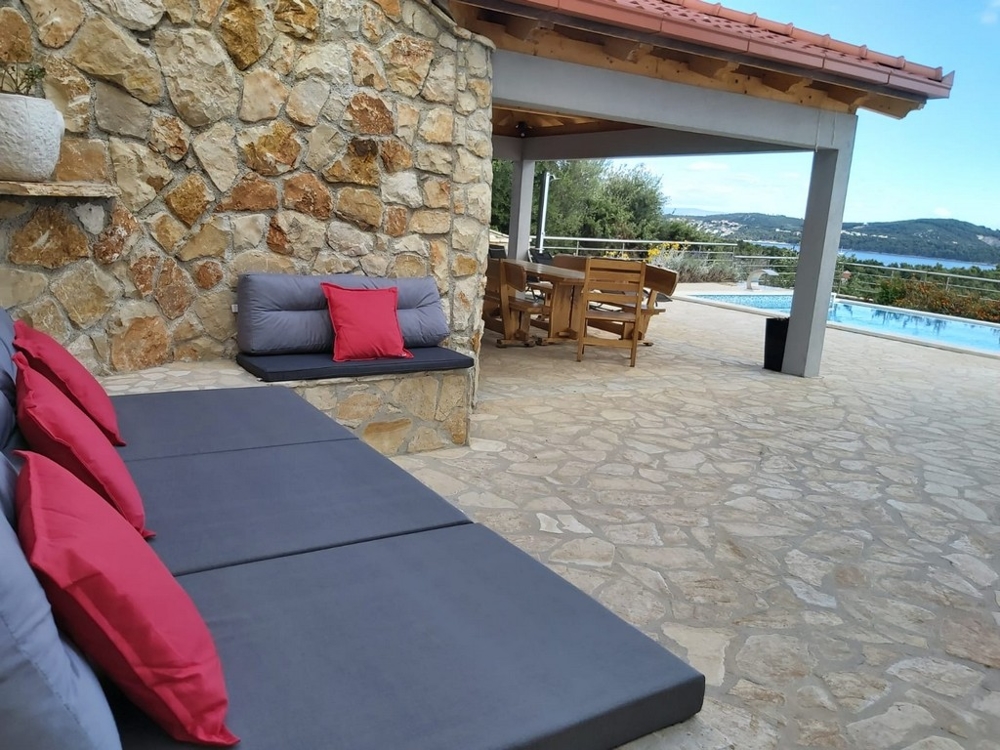 Vue d'un coin salon sur la terrasse dans la région de Trogir.