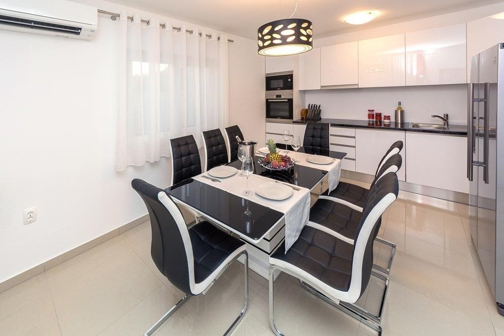 Coin repas avec vue sur la cuisine dotée de tous les appareils nécessaires de H1467.