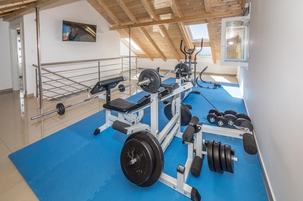 Salle de sport avec appareils dans les combles dans la région de Trogir.