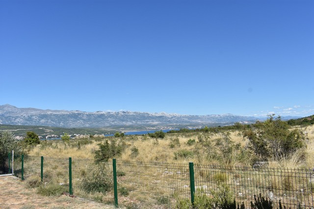 Clôture au bord du champ avec vaste vue sur le Velebit