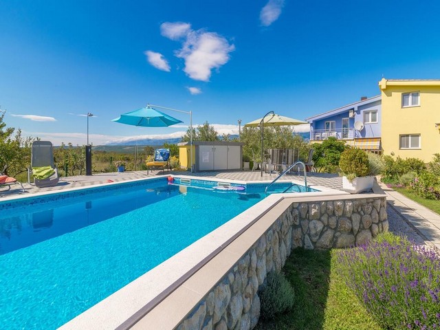 Vue sur la piscine et la maison avec jardin dans la région de Zadar.