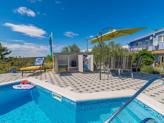 Vue sur le bar près de la piscine avec parasol en Dalmatie du Nord.