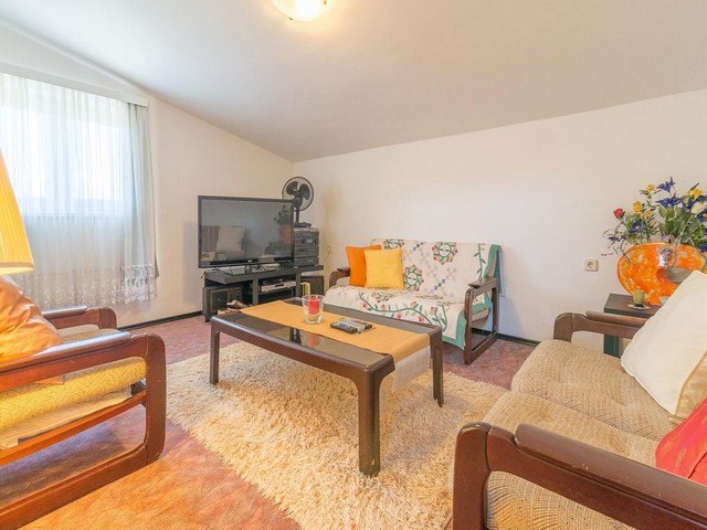 Vue sur le salon avec canapé et table dans la région de Zadar.