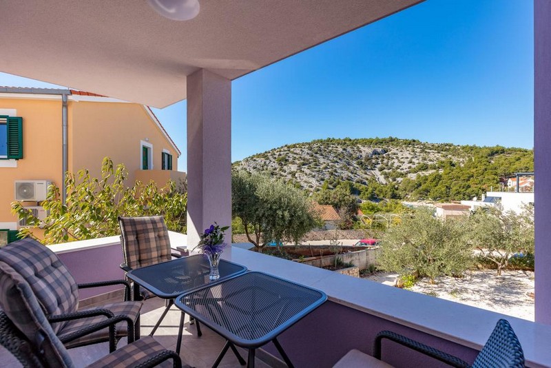 Vue sur la terrasse et les collines du littoral.
