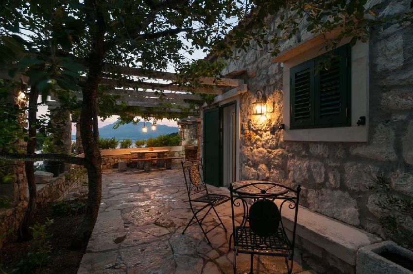 Maison en pierre authentique dans un environnement attrayant à vendre près d'Omis, Croatie.