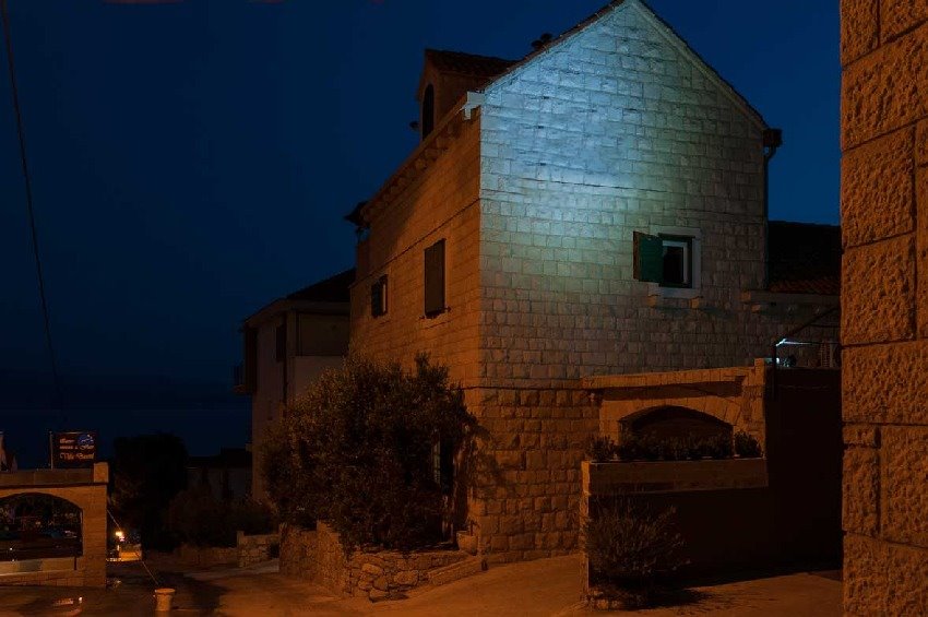 Maison en pierre éclairée dans la ruelle de nuit
