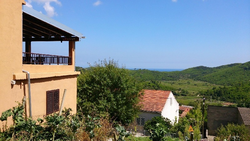 Vue sur la maison, la verdure environnante et la mer - maison à vendre en Croatie.