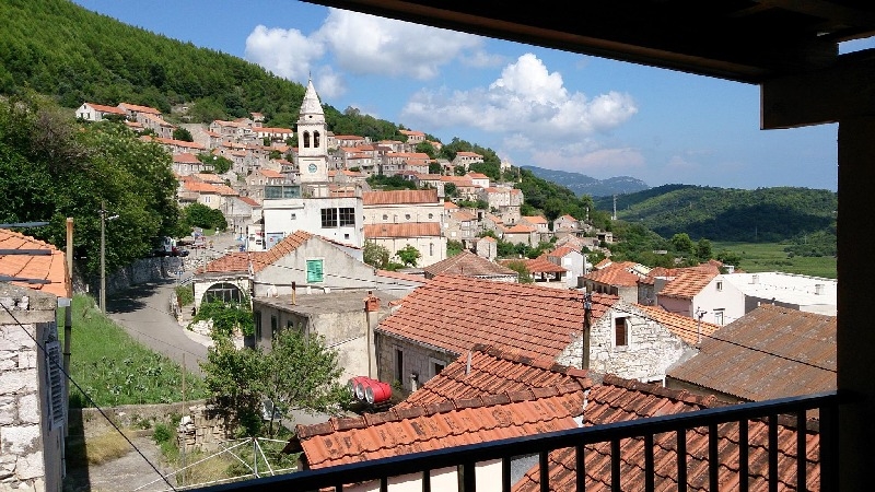 Vue plus rapprochée sur le village depuis le balcon couvert - maison en pierre à vendre en Croatie.