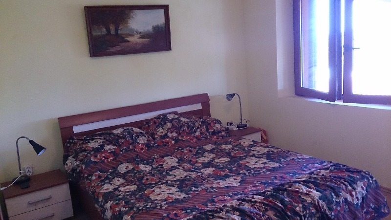 Une chambre avec lit double de la maison - maison à vendre en Croatie.