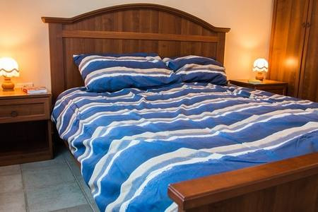 Une chambre avec lit double du bien H1615 dans la région de Pula.