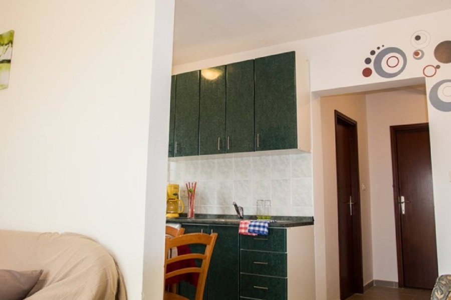 Vue du séjour d'un appartement sur la cuisine linéaire en Istrie.
