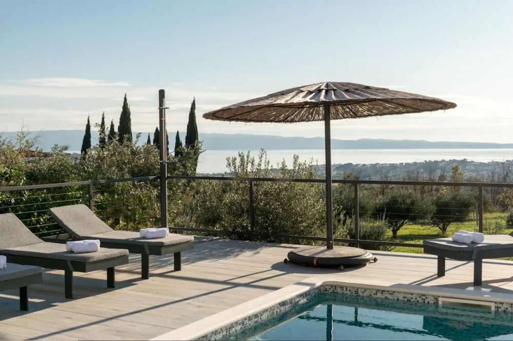 Piscine avec transats et parasol au-dessus de la baie de Split