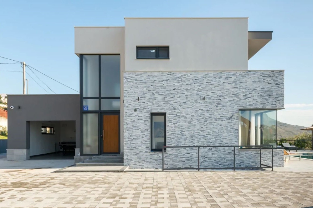 Vue latérale de la villa moderne H1658, en vente à Split en Croatie.