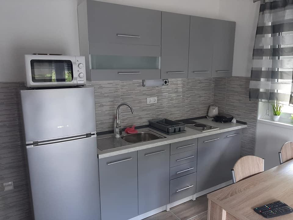 Cuisine à l'équipement fonctionnel et au design moderne.