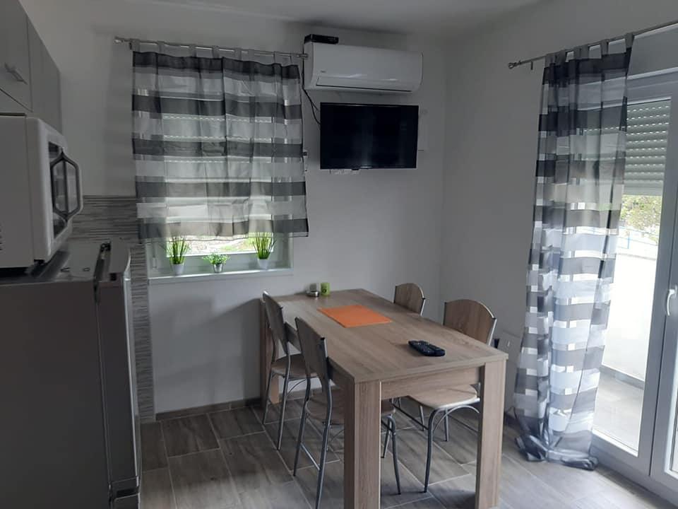 Coin repas climatisé de la maison H1733 près de Senj, Croatie.