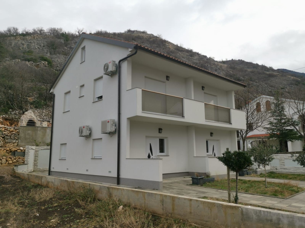 Maison avec quatre petits appartements dans la région de Senj, Golfe du Kvarner, à vendre.