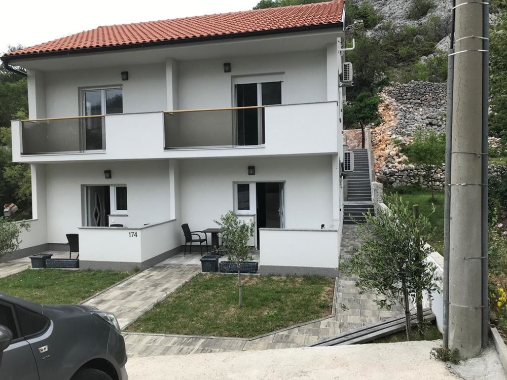 Maison récente avec quatre logements séparés dans la région de Senj en Croatie à vendre - Panorama Scouting.