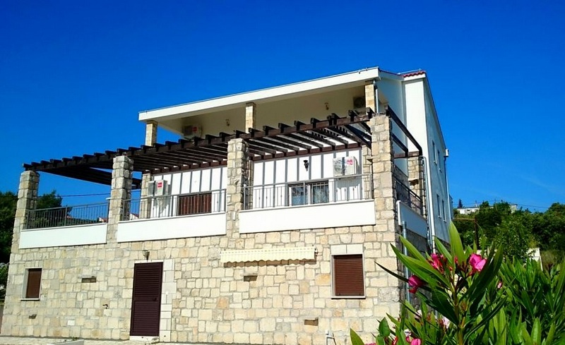 Immeuble d'appartements sur l'île de Solta en Croatie à vendre - Panorama Scouting.