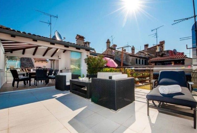 Toit-terrasse de la maison H1763, à vendre dans le centre-ville de Rovinj.