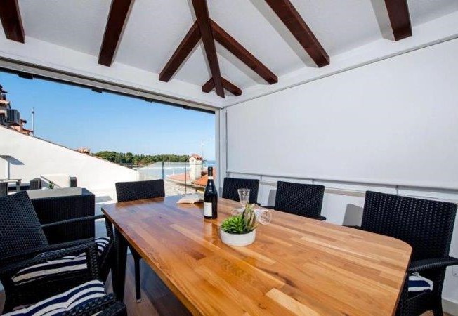 Coin repas et vue sur la terrasse.