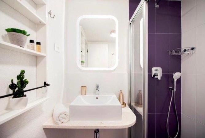 Salle de bains avec éléments d'aménagement violets.
