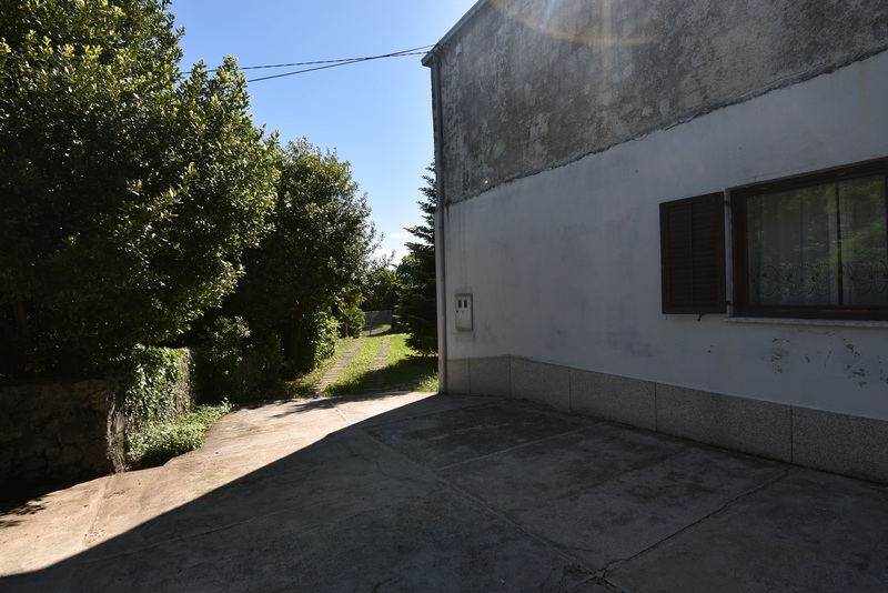Espace extérieur et vue latérale sur la mer.