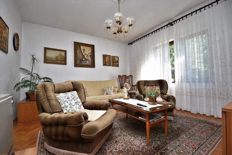 Salon avec mobilier traditionnel.