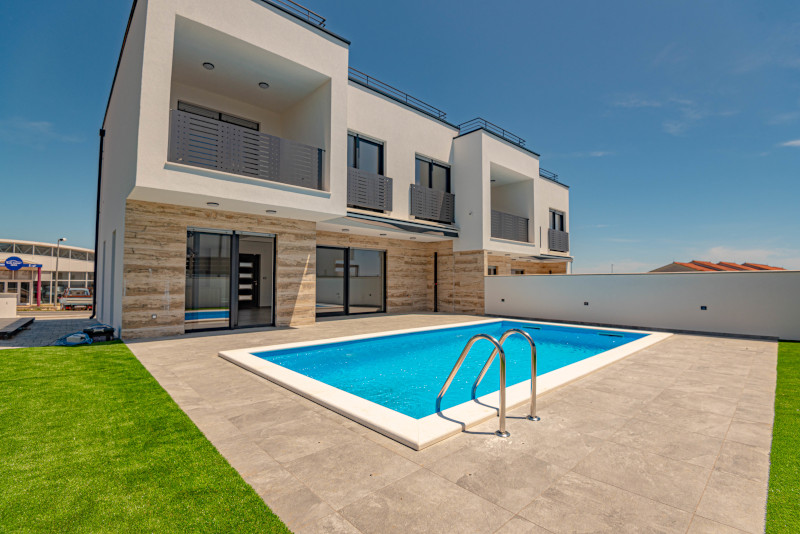 Maison jumelée avec piscine et bande de pelouse devant