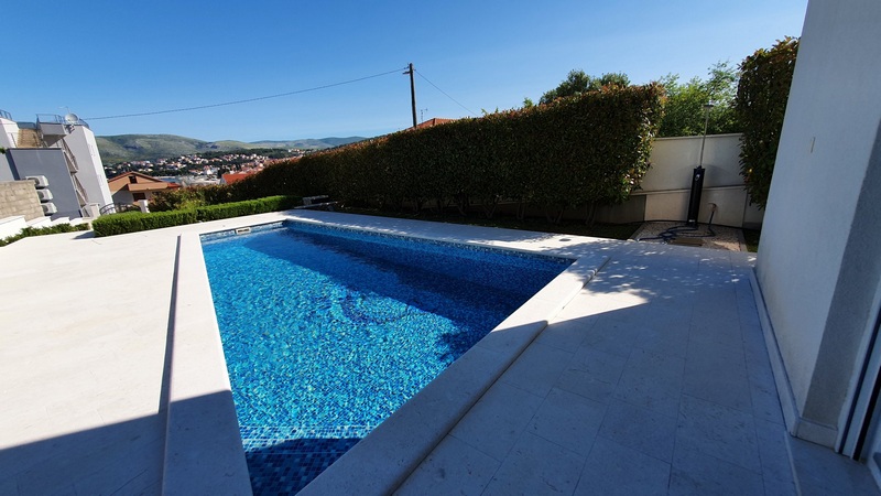 Piscine sur la terrasse avec vue sur le village jusqu'aux montagnes