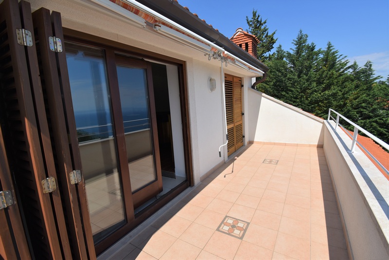 Toit-terrasse de la villa H1785 près d'Opatija en Croatie - Panorama Scouting.